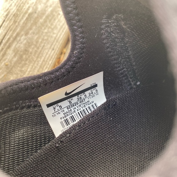 Women’s Nike Lunarcharge sneakers - Picture 3 of 13